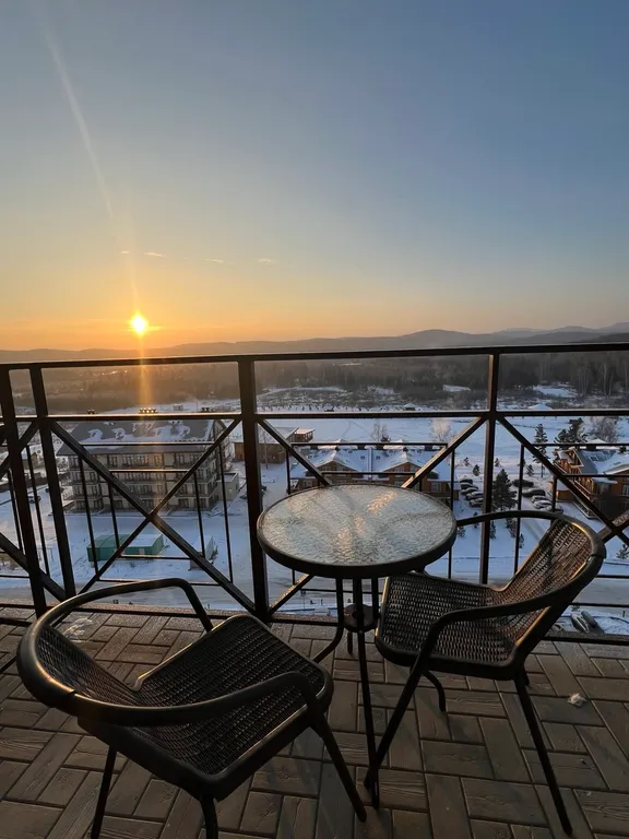 Апартаменты на Солнечной Долине с видом на пруд, горы, долину