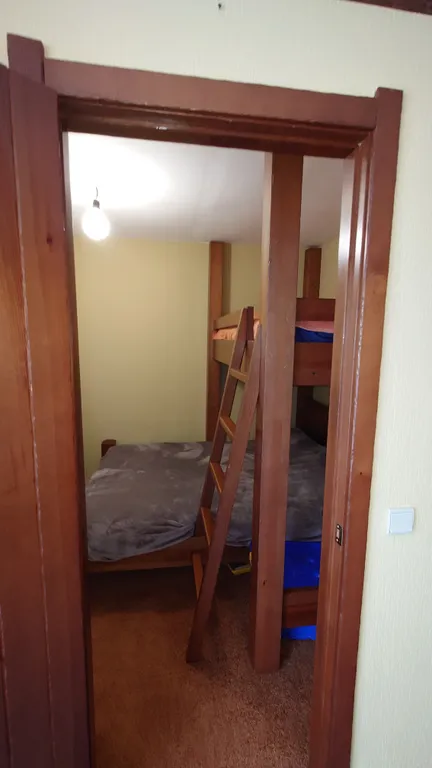 Студия 2 комнаты. 
5 спальных мест. В центре посёлка.