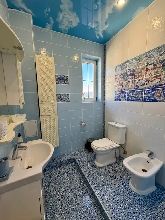 Изумрудный дизайнерский коттедж с бассейном