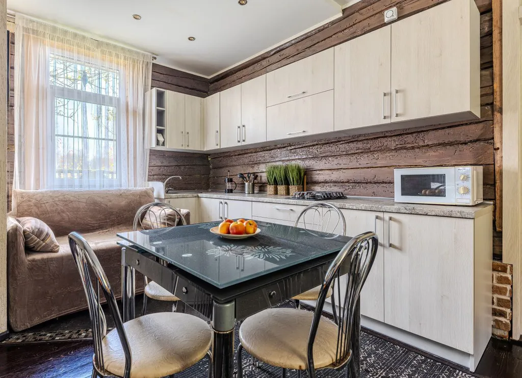 Уютный загородный коттедж у пруда с камином и террасой