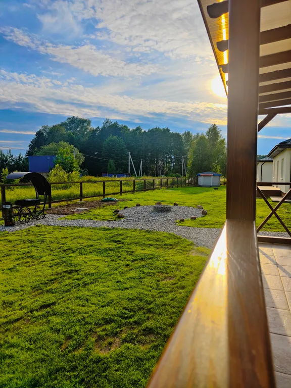 Уютный дом на берегу живописного озера