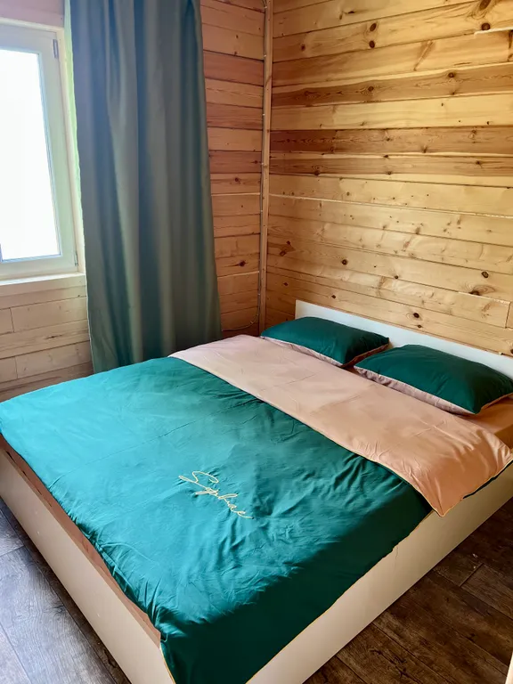 Уединенный дом с сауной внутри в окружении леса