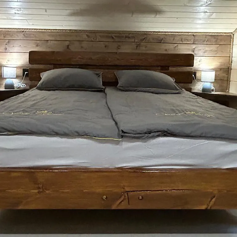 Средний дом в лесу, с видом на горы