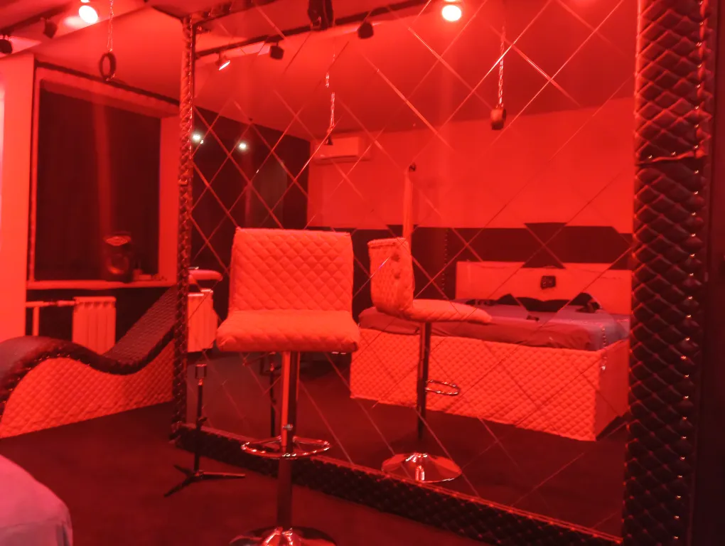 Тематическая квартира со строгой эстетикой доминации