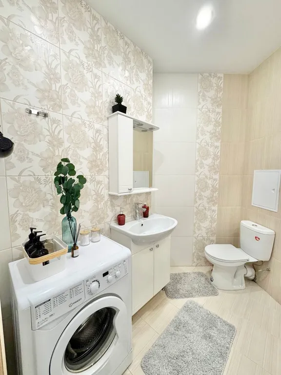 Возле ленты уютная студия