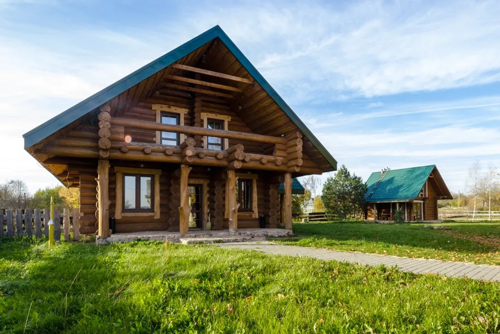 Экодом из вековой сосны с прудом и 7-м бассейном в 23 км от Минска