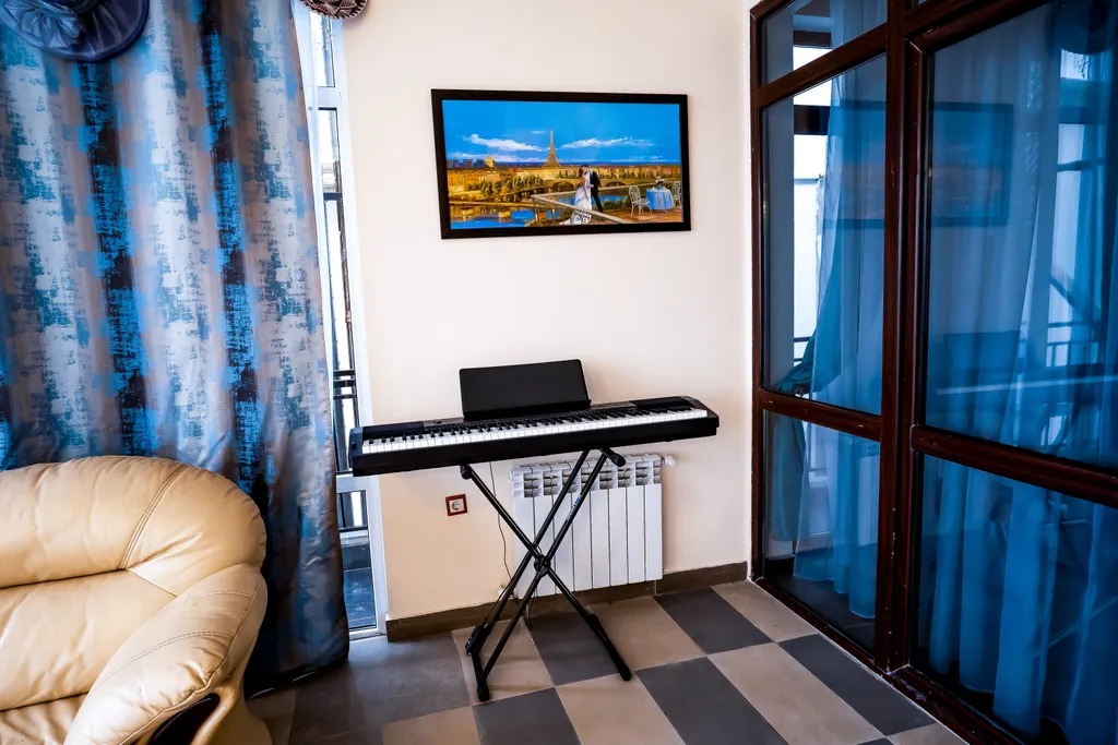 Номер делюкс с видом на бассейн, горы и аэропорт