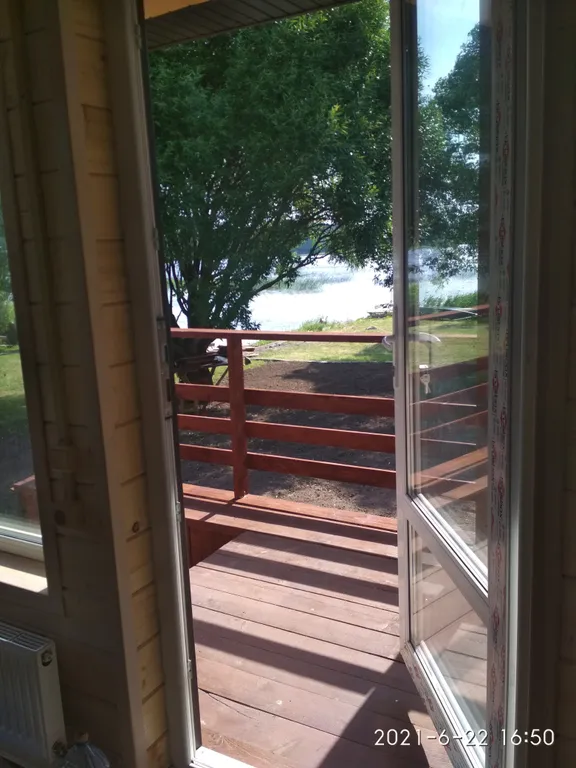 Коттедж Двухэтажный апартамент в доме на берегу озера — Луга