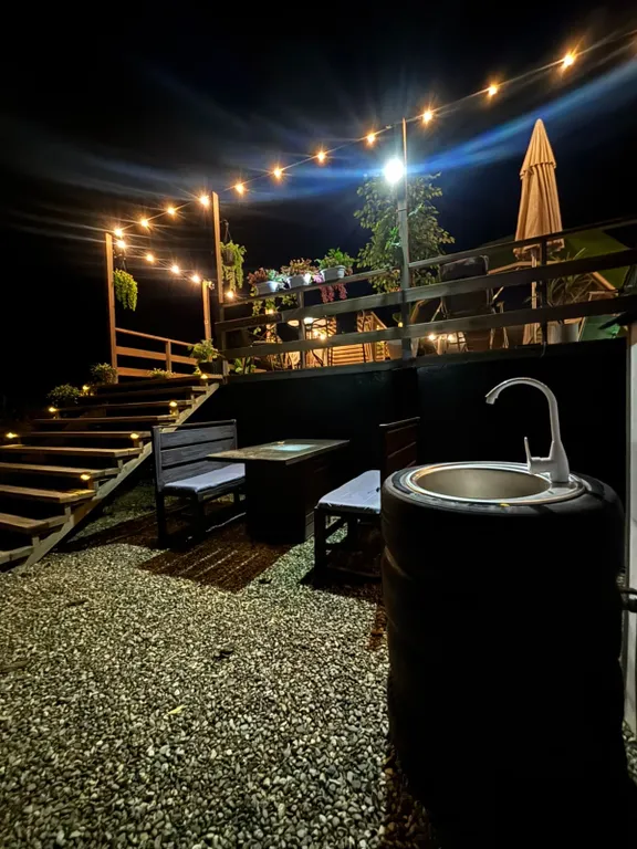 Уютная сфера на побережье