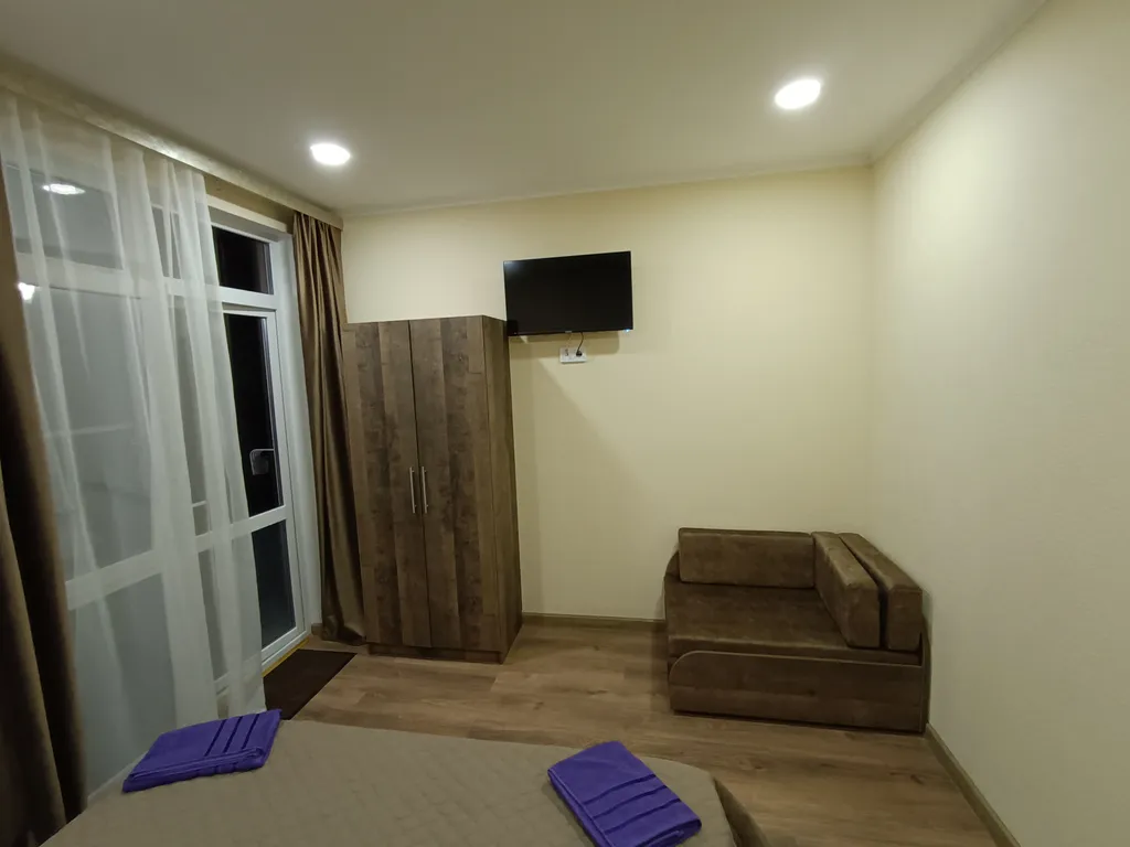 Квартира Трёхместный номер с кухней, второй этаж — аренда посуточно в Кабардинка