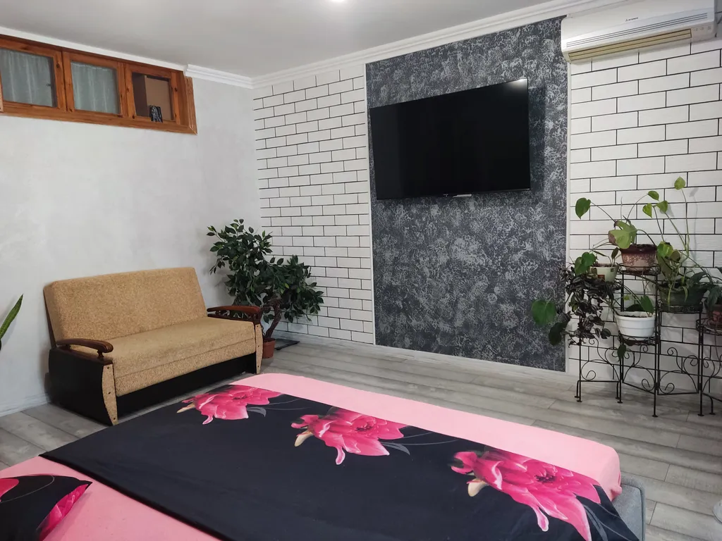 Коттедж с гаражом и двориком