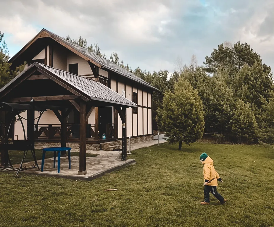 Дом в окружении соснового леса