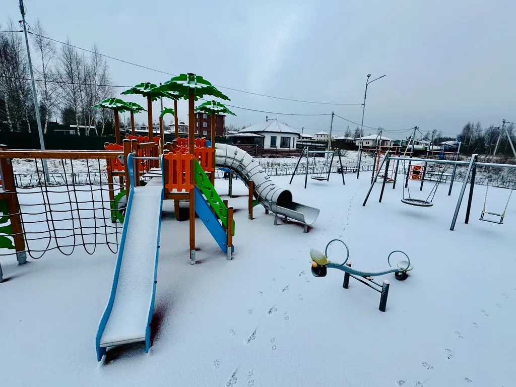 Загородный дом с видом на лес