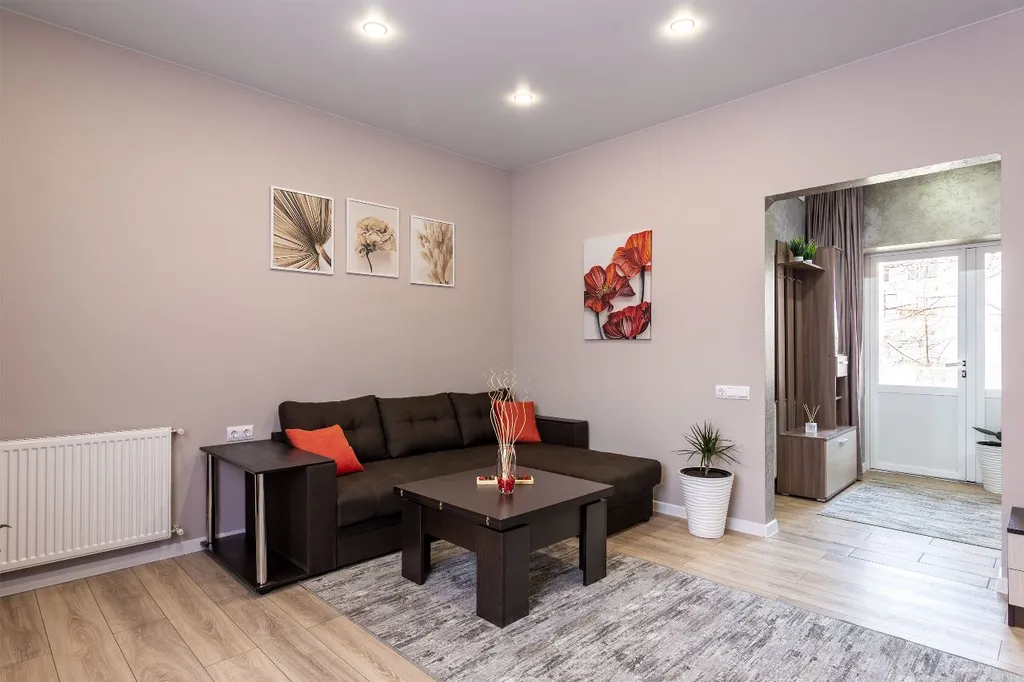 Домик коралл с бассейном в центре