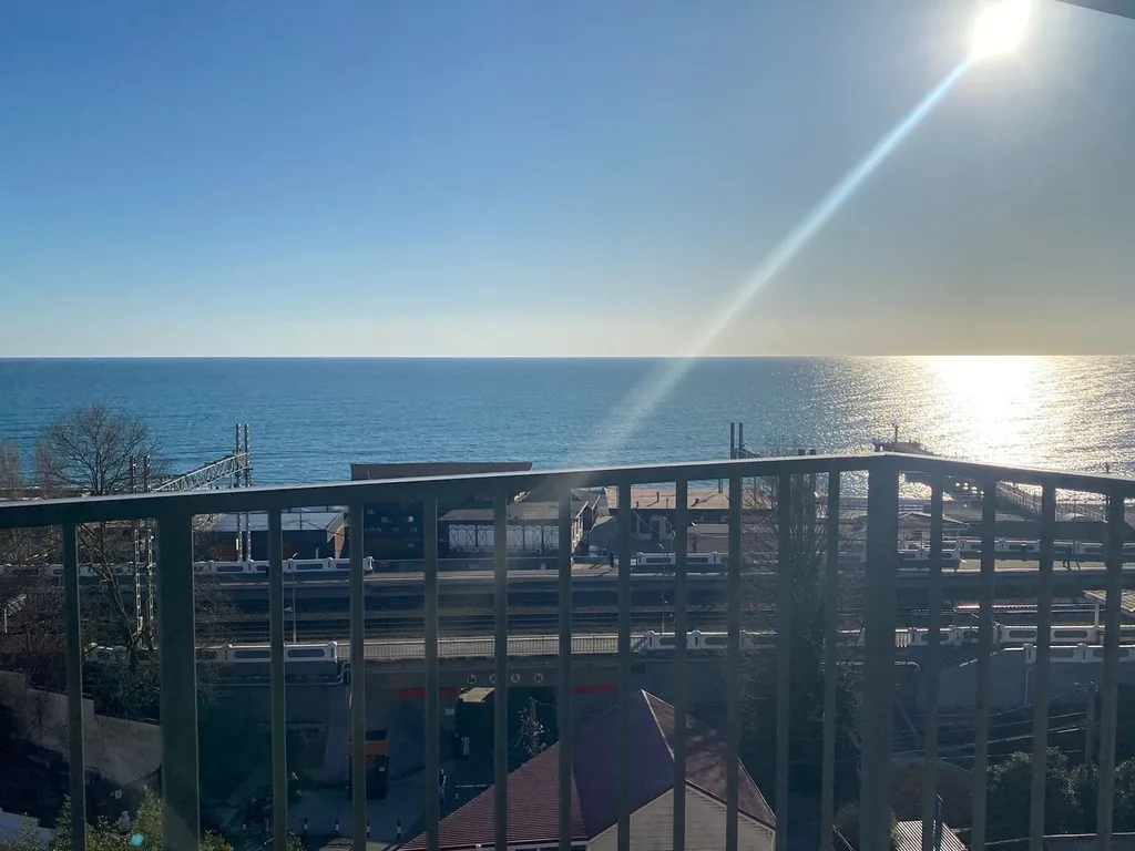 2-комнатная квартира с панорамными окнами у моря