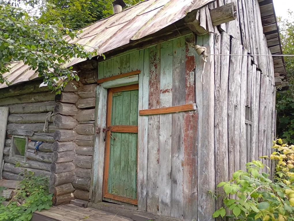 Изба с уютом детства, деревенский дом с баней и русским бытом