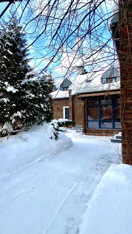 Вилла с квадратным бассейном