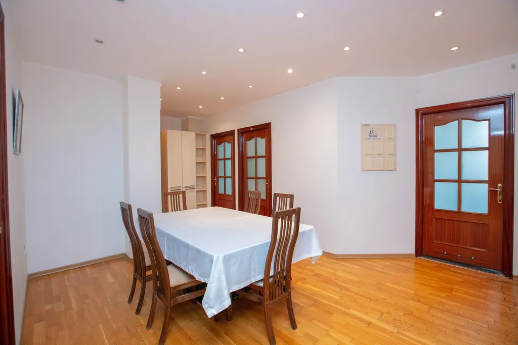 Большие семейные апартаменты Hatefi 4+1 в историческом центре Баку