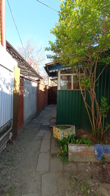 Дом вдоль аллеи