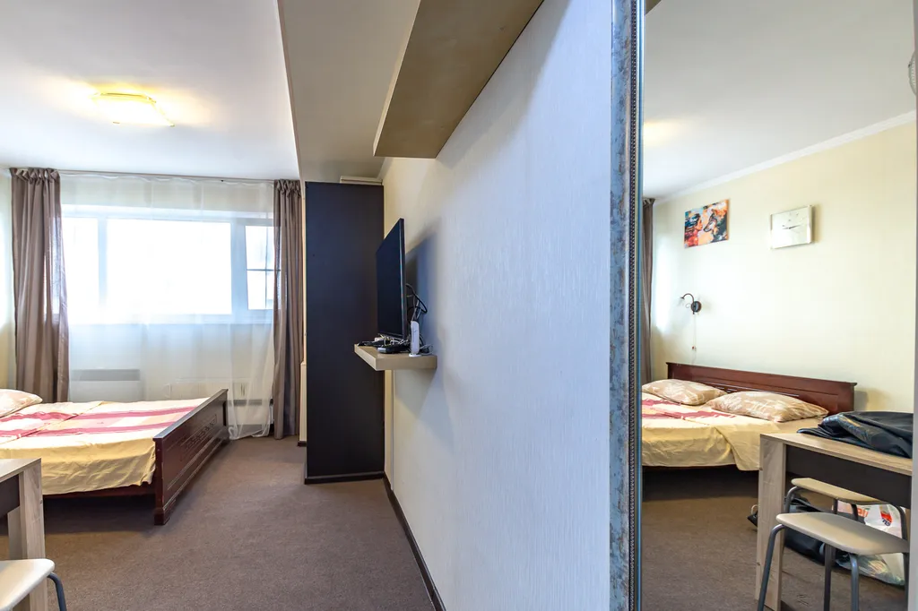 Истомáн для двоих с видом на город