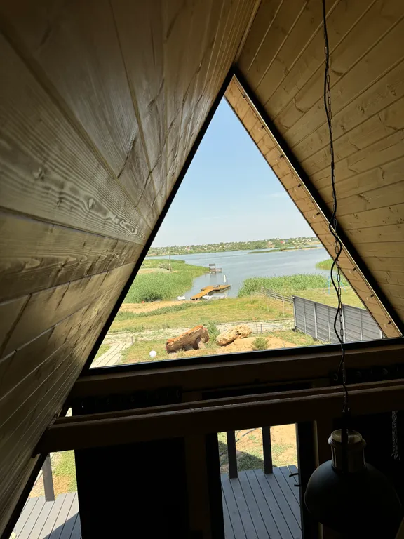 Дoм у реки с собственным причалом и рыбалкой