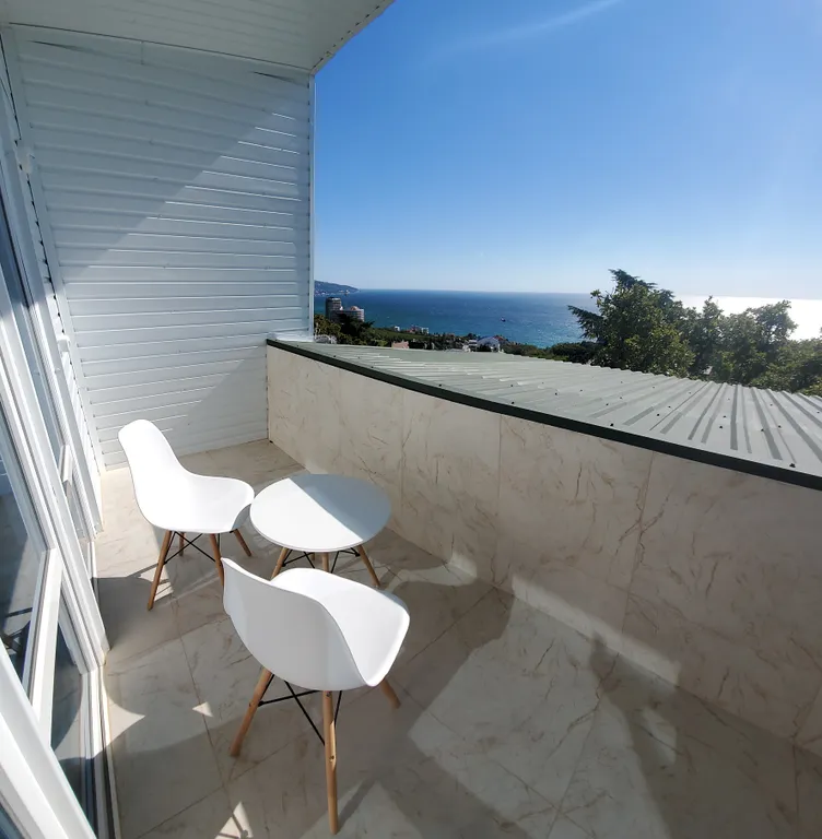 Студия с балконом и видом на море