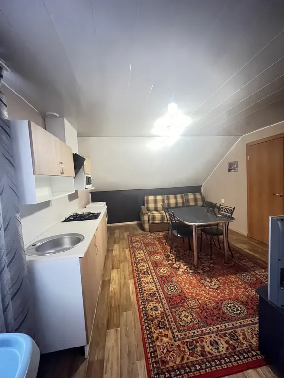 Уютный гостевой дом рядом с красивым, зеленым двором