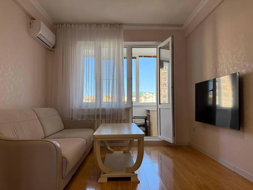 Светлая квартира с балконом и стильной гостиной