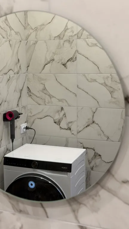 Уютный дом с панорамными окнами рядом с озером