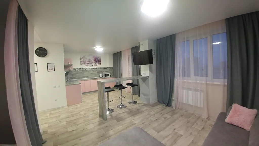 Комфортабельная студия с дизайнерским ремонтом в серо-розовом тоне