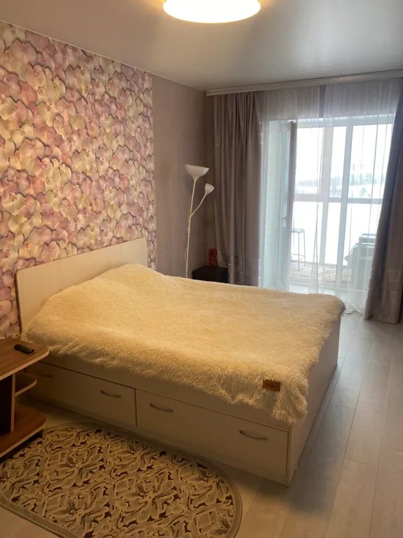 Хорошая, светлая  квартира в современном районе на берегу озера