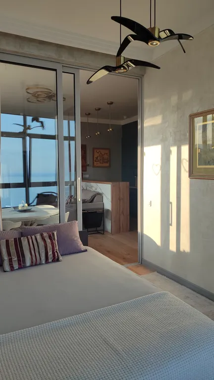 Апартамент Любимое Небо - море и горы - наслаждаться лежа на кровати