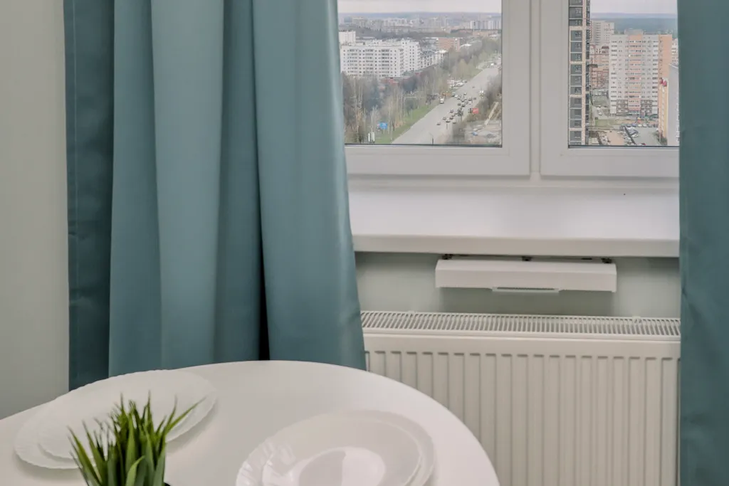 Пpоcторнaя кваpтира c бaлкoнoм и кpасивым видом на город