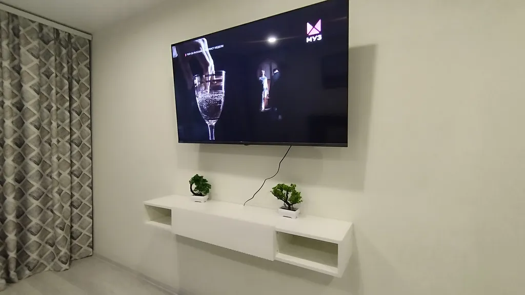 Уютная квартира в стиле лофт с комфортной кроватью и угловым диваном