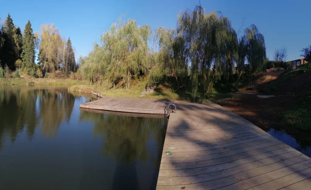 Дом на берегу реки с баней на дровах