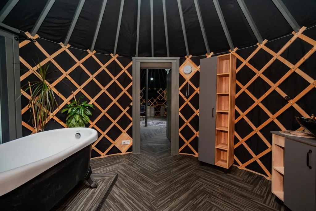 Юрта в лесу