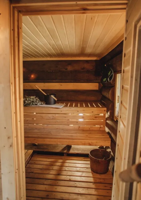 Дом на берегу реки в тихой деревне