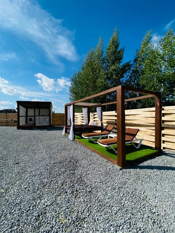 Домик вблизи озера