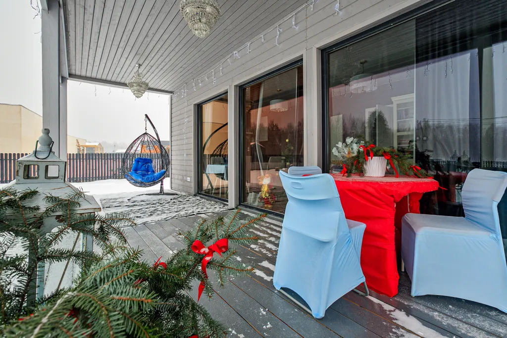 Grey House с дикими зайцами