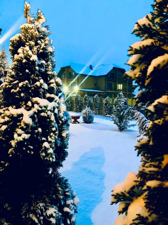 Трехместный номер с балконом, с видом на горы