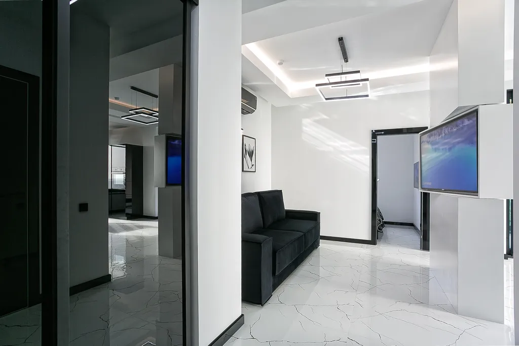 Стильная квартира "Черное&Белое" с видом на море