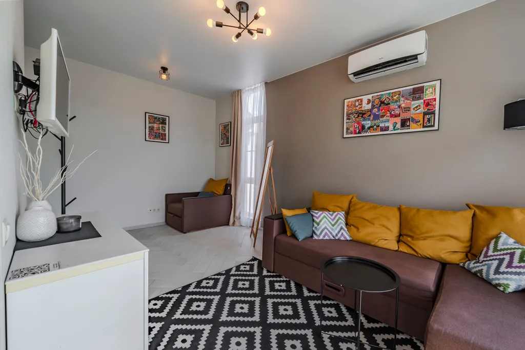 Студия с балконом и подогреваемым бассейном на территории ЖК в центре