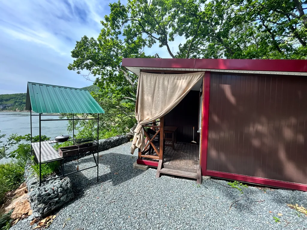 Домик у моря в бухте Лашкевича в Находке