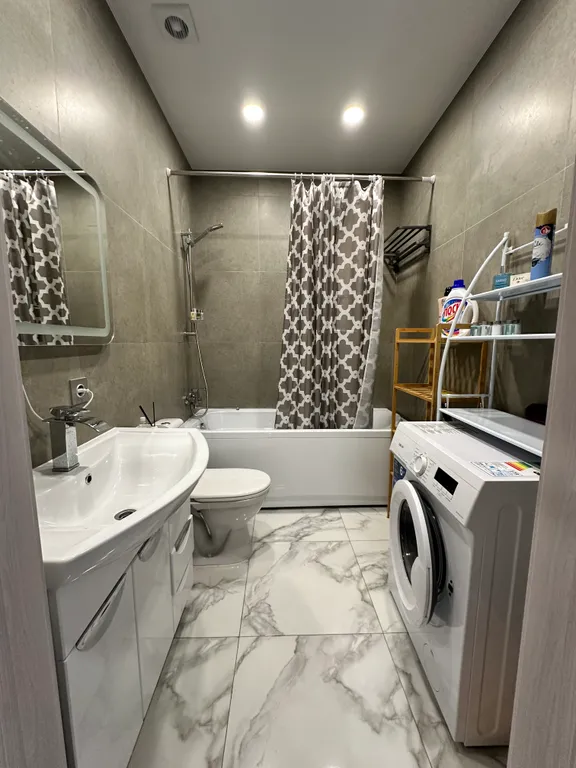 Уютный новый дом в центре города с бассейном