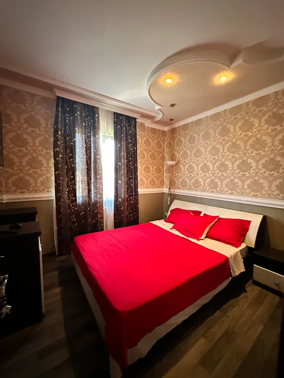 Дом под ключ с бассейном и стоянкой во дворе для 3 автомобилей у гипермаркета