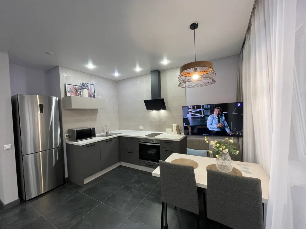 Просторная уютная студия с панорамным остеклением в тихий двор