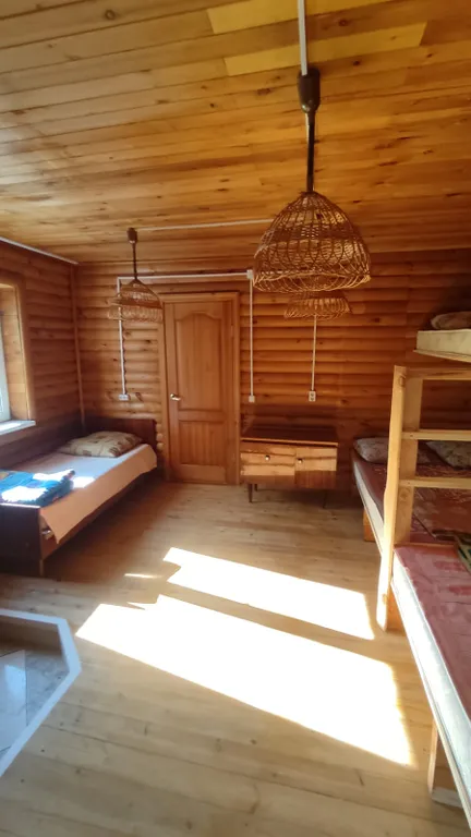 Номер с камином и санузлом. Две двухспальных, две односпальных кровати