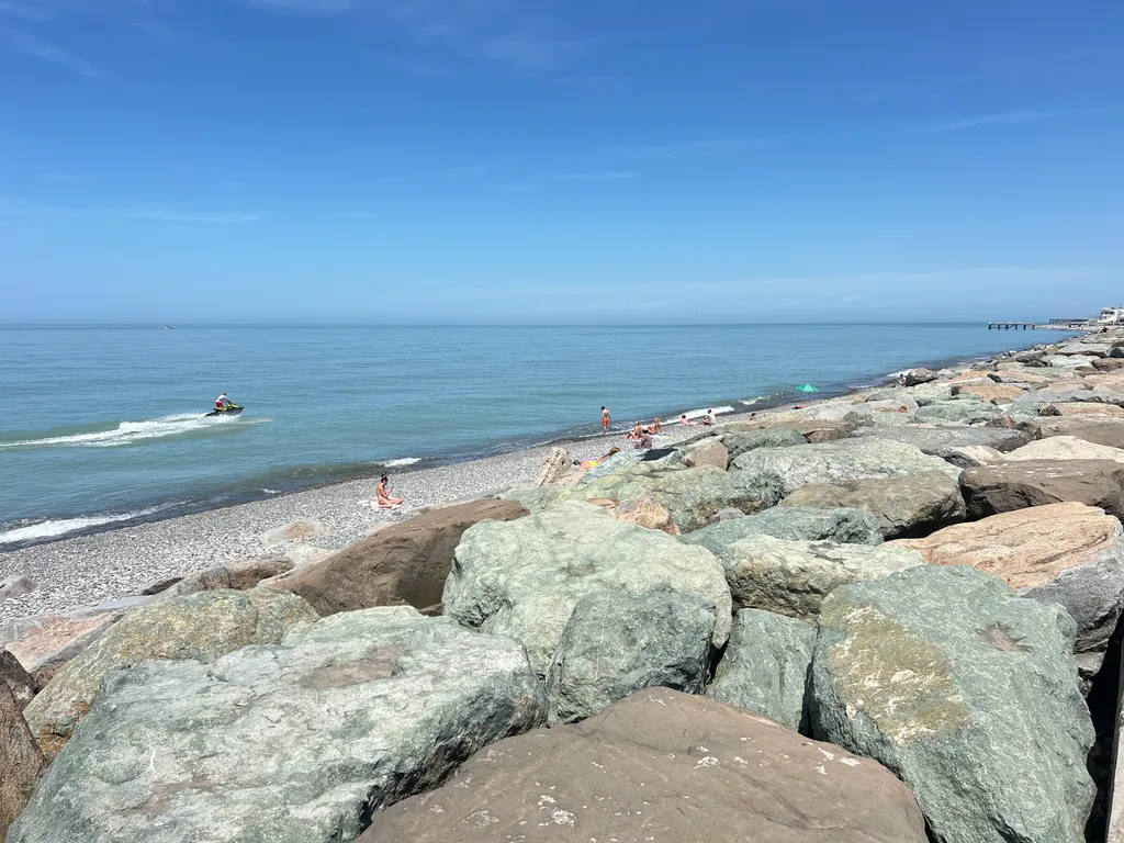 Двухкомнатная квартира с шикарным видом на море и парк в Batumi View