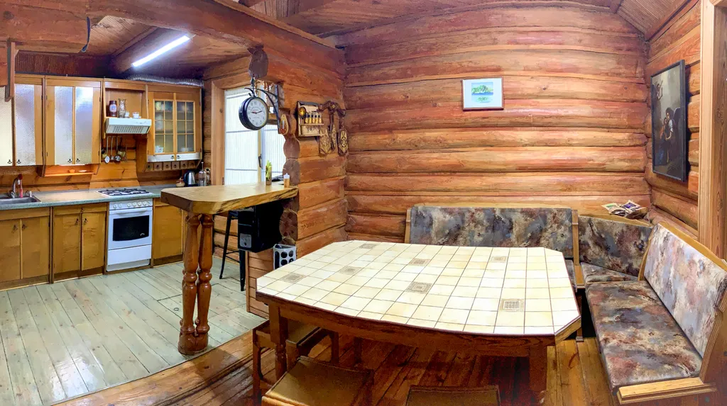 Дом в лесу на озере Селява