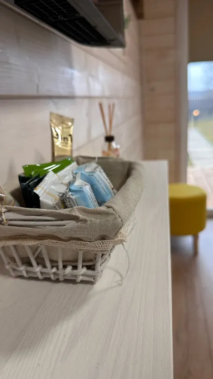 Уютный Белый дом у реки